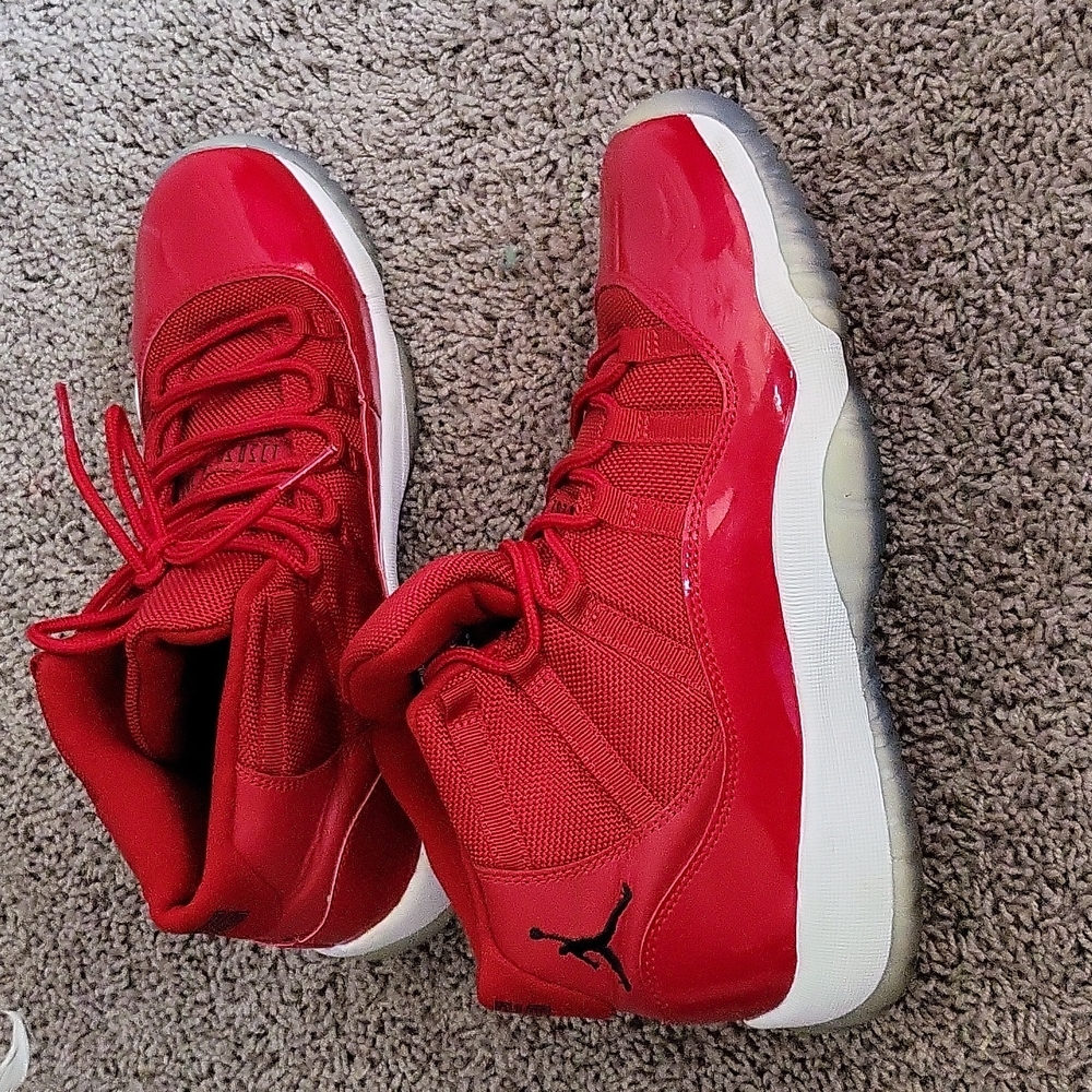 JORDANS RETRO 11 RED